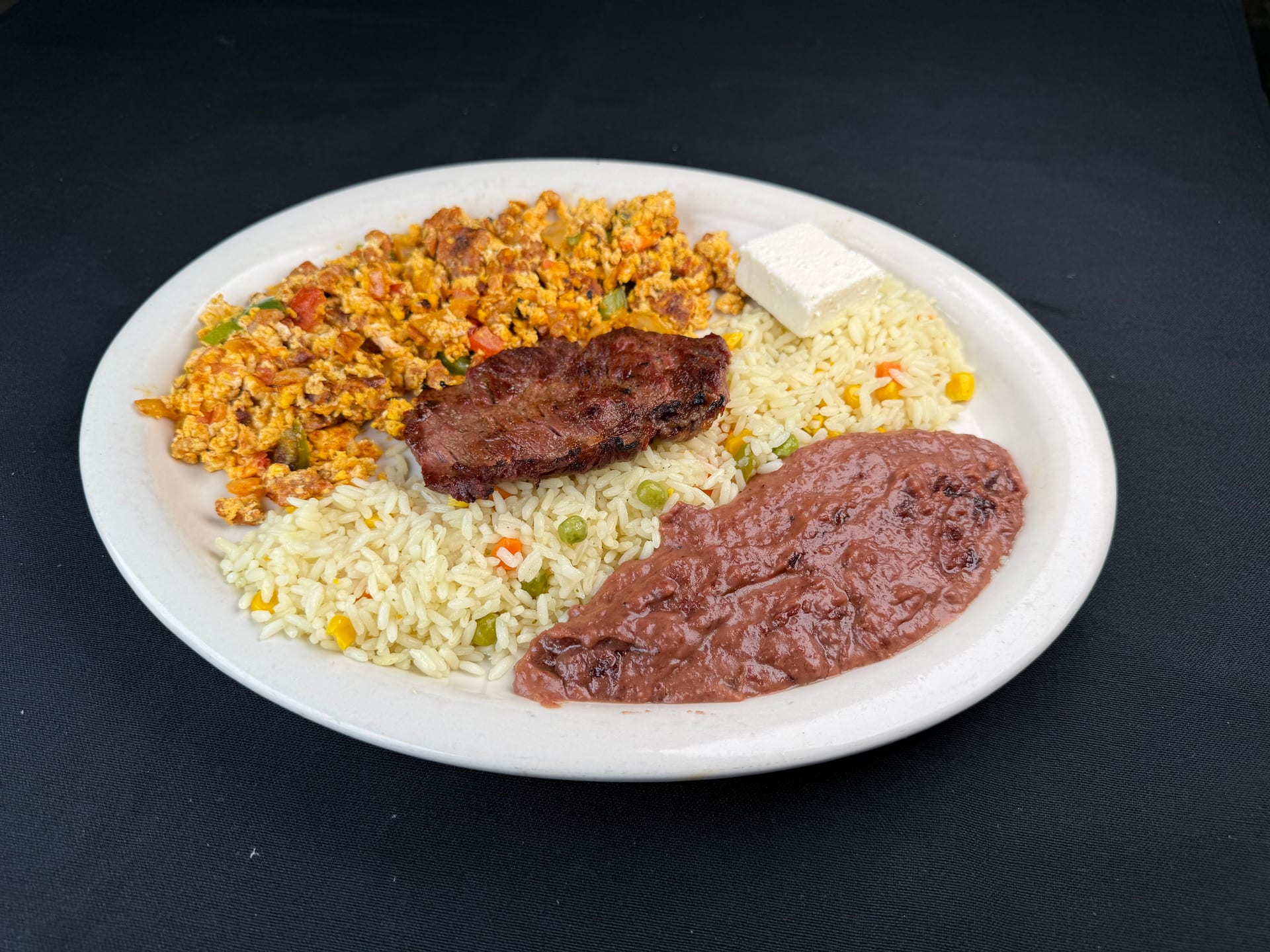 Plato típico servido en mesa del restaurante