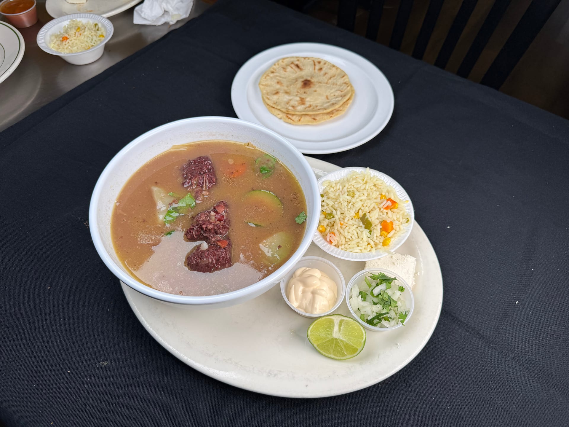 Pechuga a la criolla con guarnición